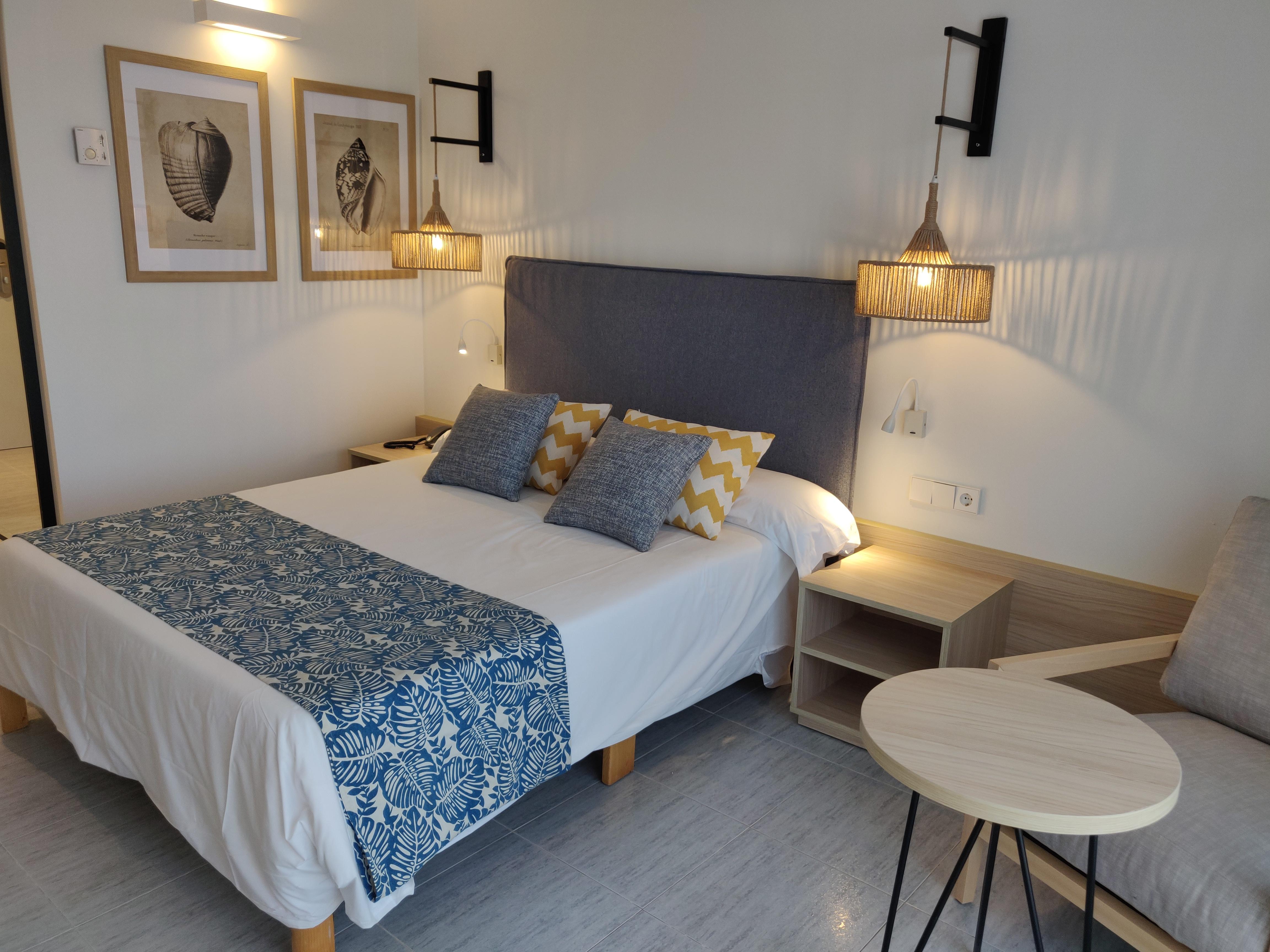 Cabogata Beach Hotel Retamar (Almeria) Exterior foto A bedroom in a hotel