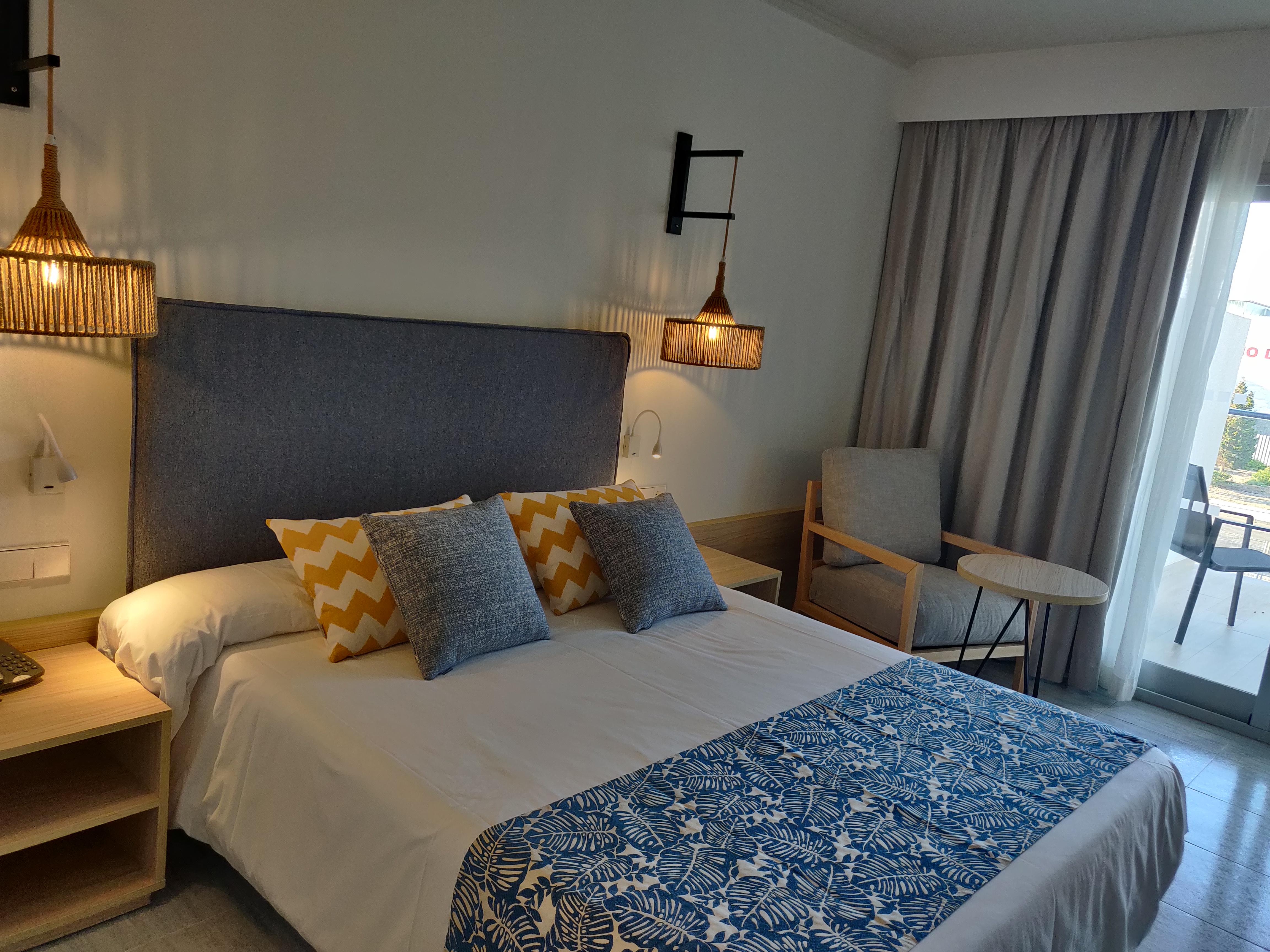 Cabogata Beach Hotel Retamar (Almeria) Exterior foto A bedroom in a hotel