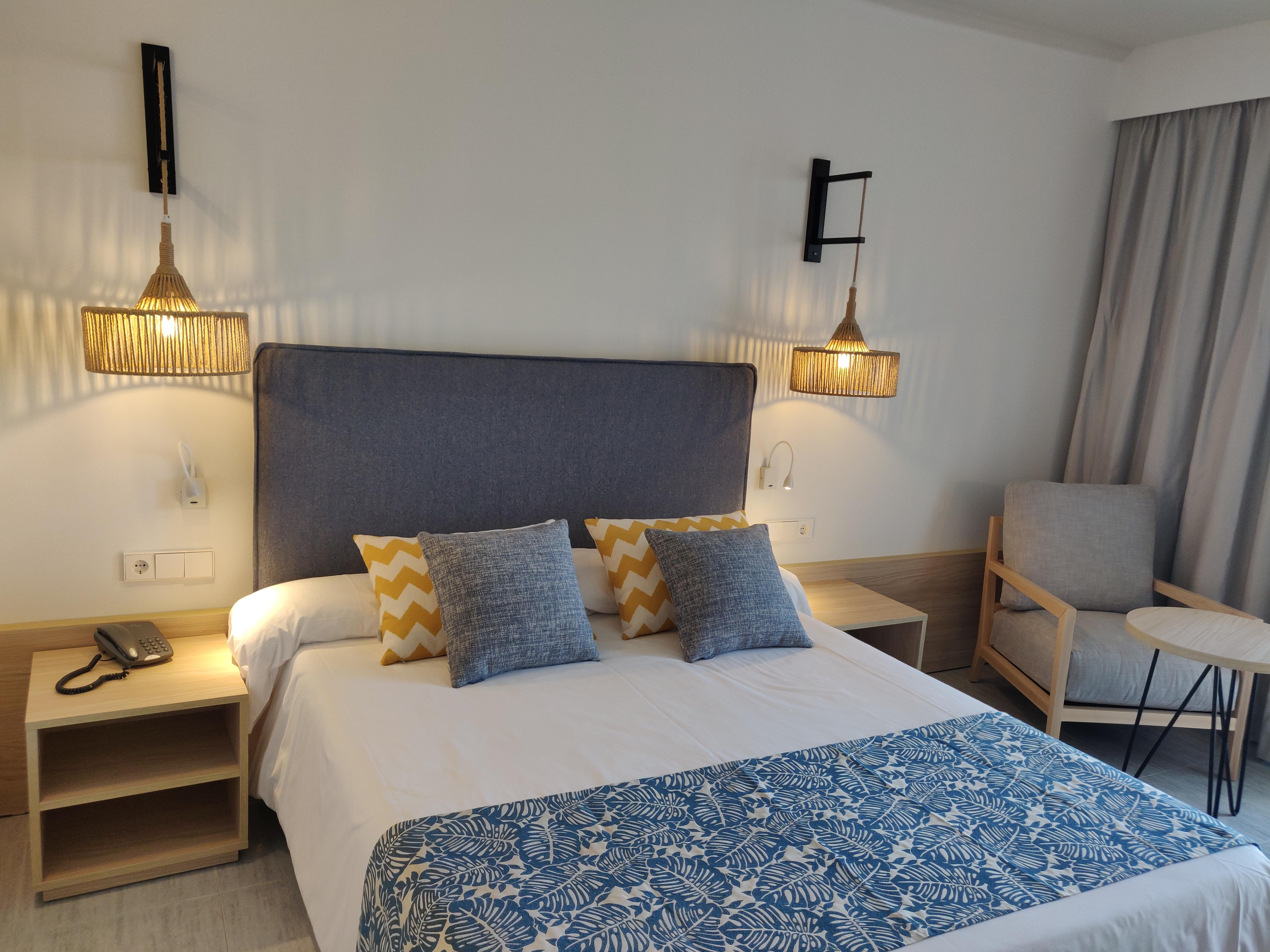 Cabogata Beach Hotel Retamar (Almeria) Exterior foto A bedroom in a hotel