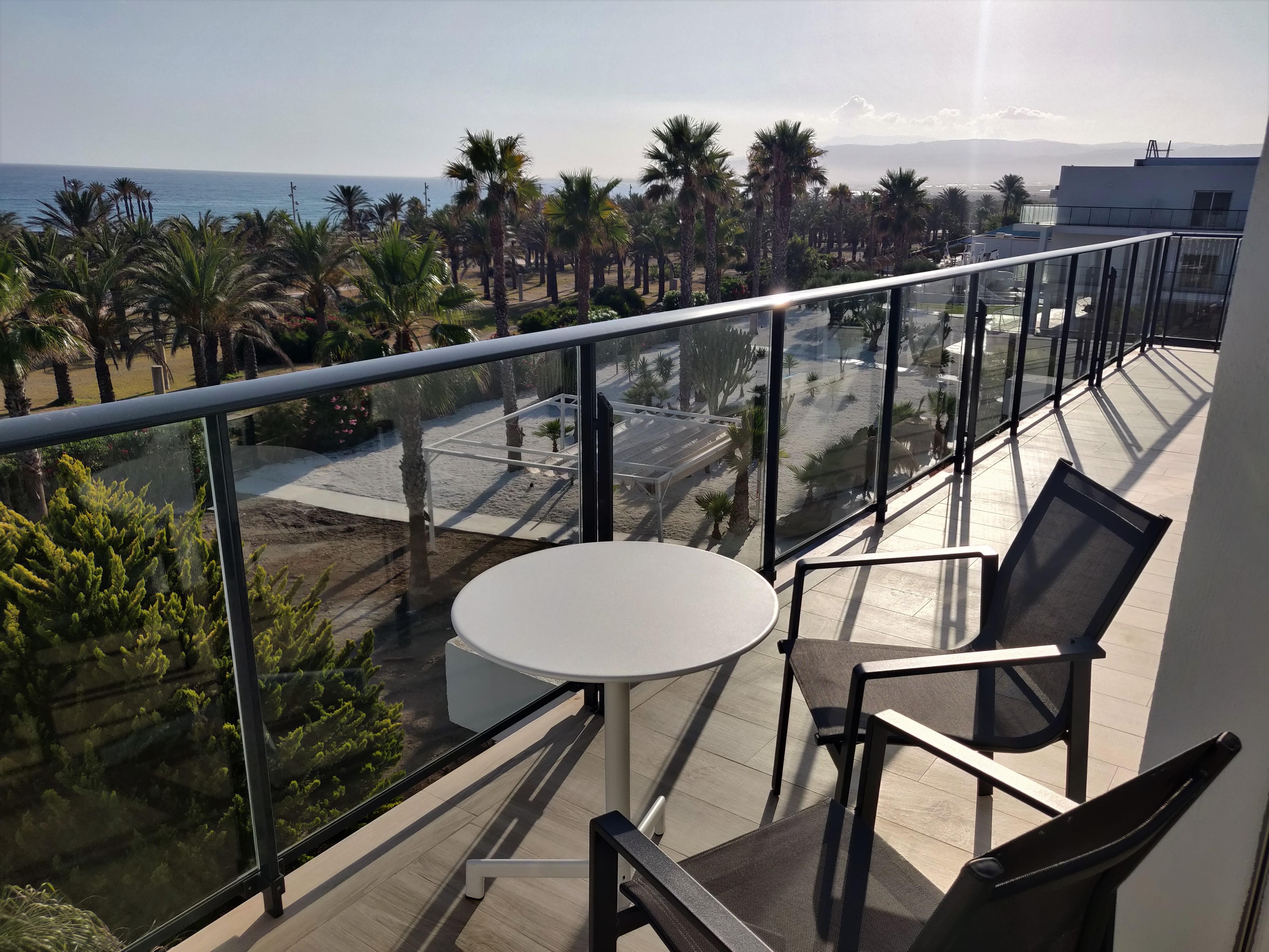 Cabogata Beach Hotel Retamar (Almeria) Exterior foto A balcony in a hotel