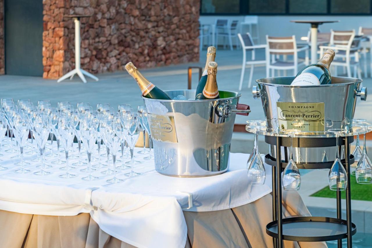 Cabogata Beach Hotel Retamar (Almeria) Exterior foto Champagne bottles in champagne buckets